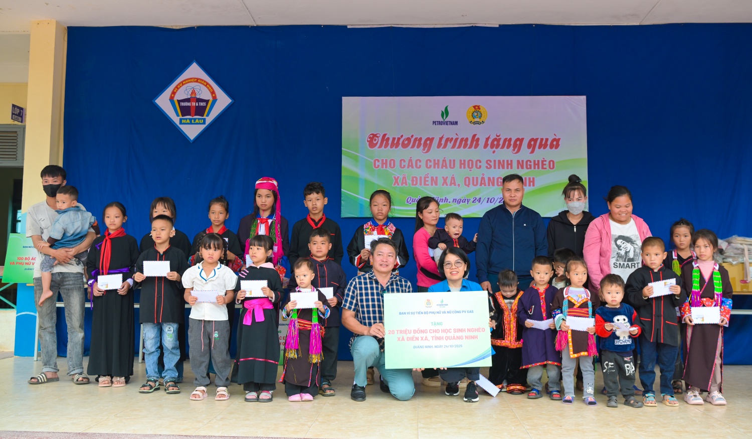 [Chùm ảnh] Công đoàn Petrovietnam lan tỏa yêu thương, tiếp bước đến trường cho học sinh vùng cao Điền Xá”