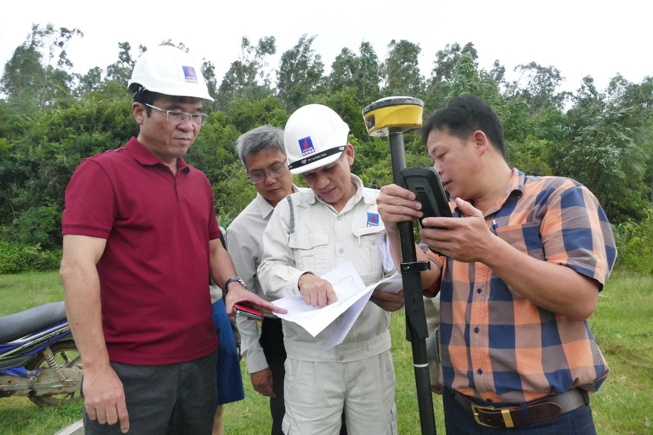 Cắm mốc, bàn giao đất thực địa cho Dự án NCMR NMLD Dung Quất”