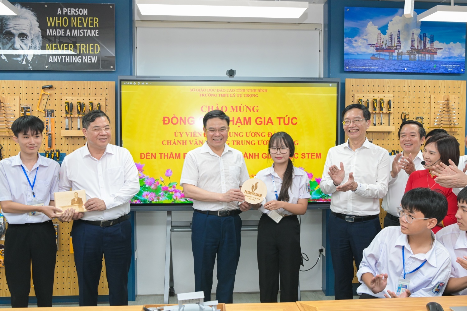 Tại phòng thực hành STEM Trường THPT Lý Tự Trọng, các em học sinh đã trực tiếp chế tác những món quà lưu niệm bằng máy khắc và gửi tặng đồng chí Phạm Gia Túc - Ủy viên Trung ương Đảng, Chánh Văn phòng Trung ương Đảng và đồng chí Lê Mạnh Hùng – Bí thư Đảng ủy, Chủ tịch HĐTV Petrovietnam