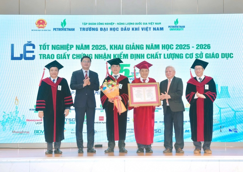 PVU vinh dự đón nhận Giấy chứng nhận Kiểm định chất lượng giáo dục chu kỳ mới”