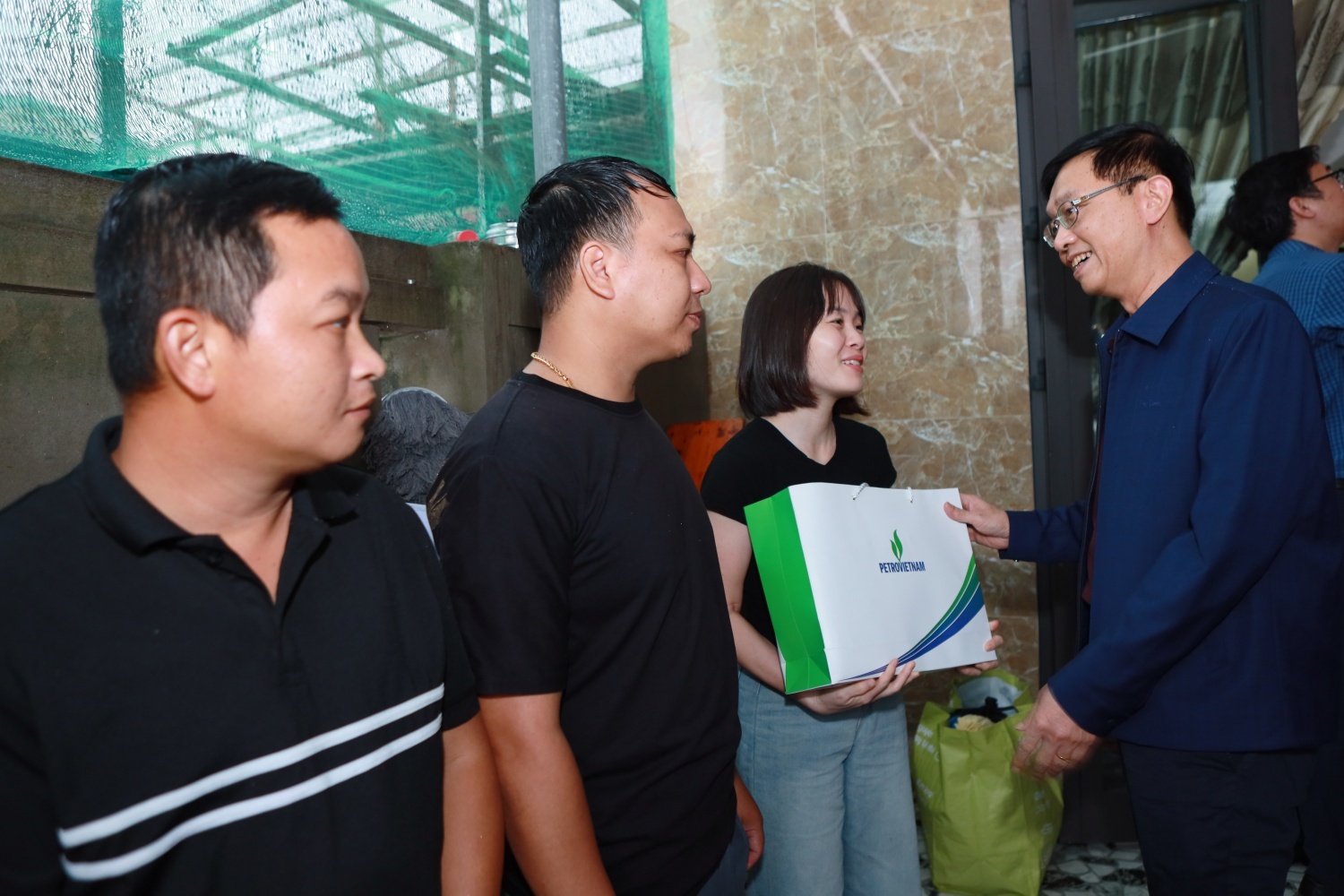 “Nghĩa tình đong đầy” của Petrovietnam với đồng bào Đà Nẵng: Hành động sớm - sẻ chia lớn”