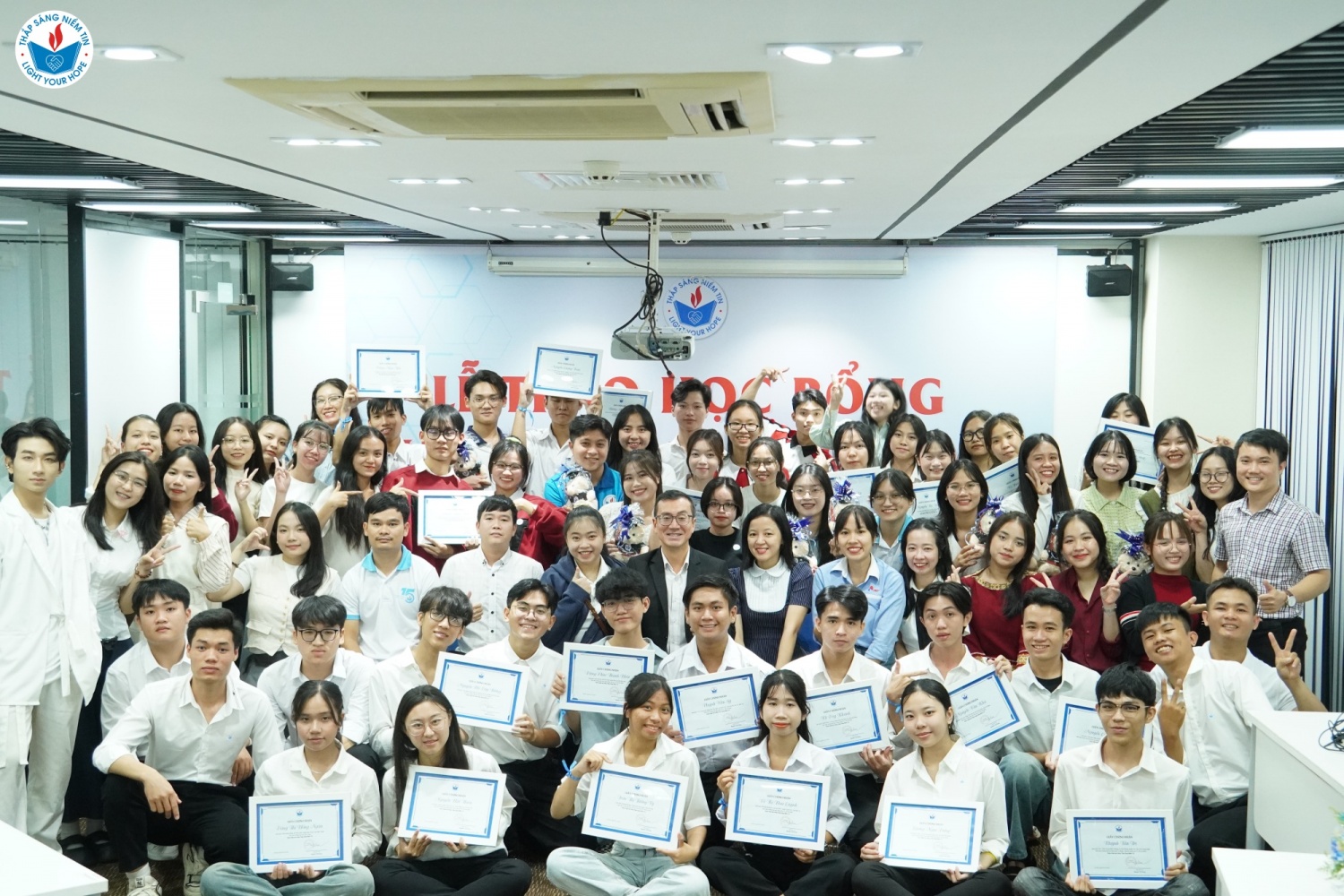 Thắp Sáng Niềm Tin - Thắp sáng ước mơ”