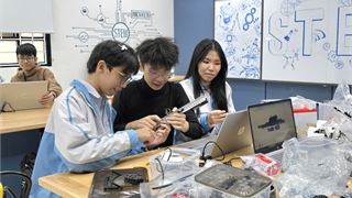 Học sinh Trường THPT chuyên Lam Sơn chủ động “mở khóa” phòng STEM