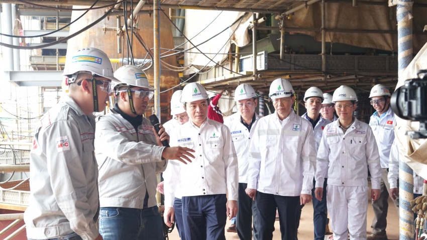 Chủ tịch HĐTV Petrovietnam Lê Ngọc Sơn chúc Tết và động viên người lao động trên công trường Dự án Lô B