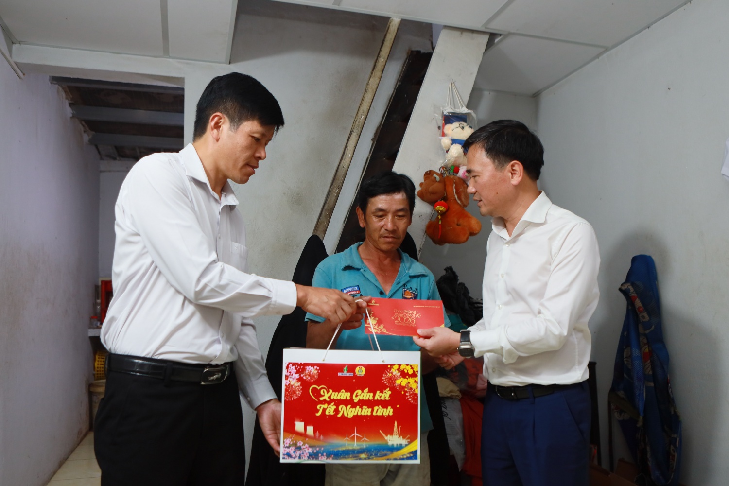 Hành trình “tiếp thêm Tết ấm” của Petrovietnam nơi oằn mình do bão lũ miền Trung