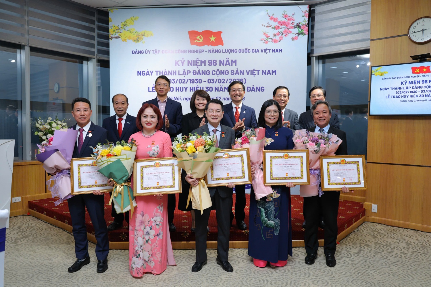 Petrovietnam gặp mặt kỷ niệm 96 năm Ngày thành lập Đảng Cộng sản Việt Nam, trao Huy hiệu 30 năm tuổi Đảng