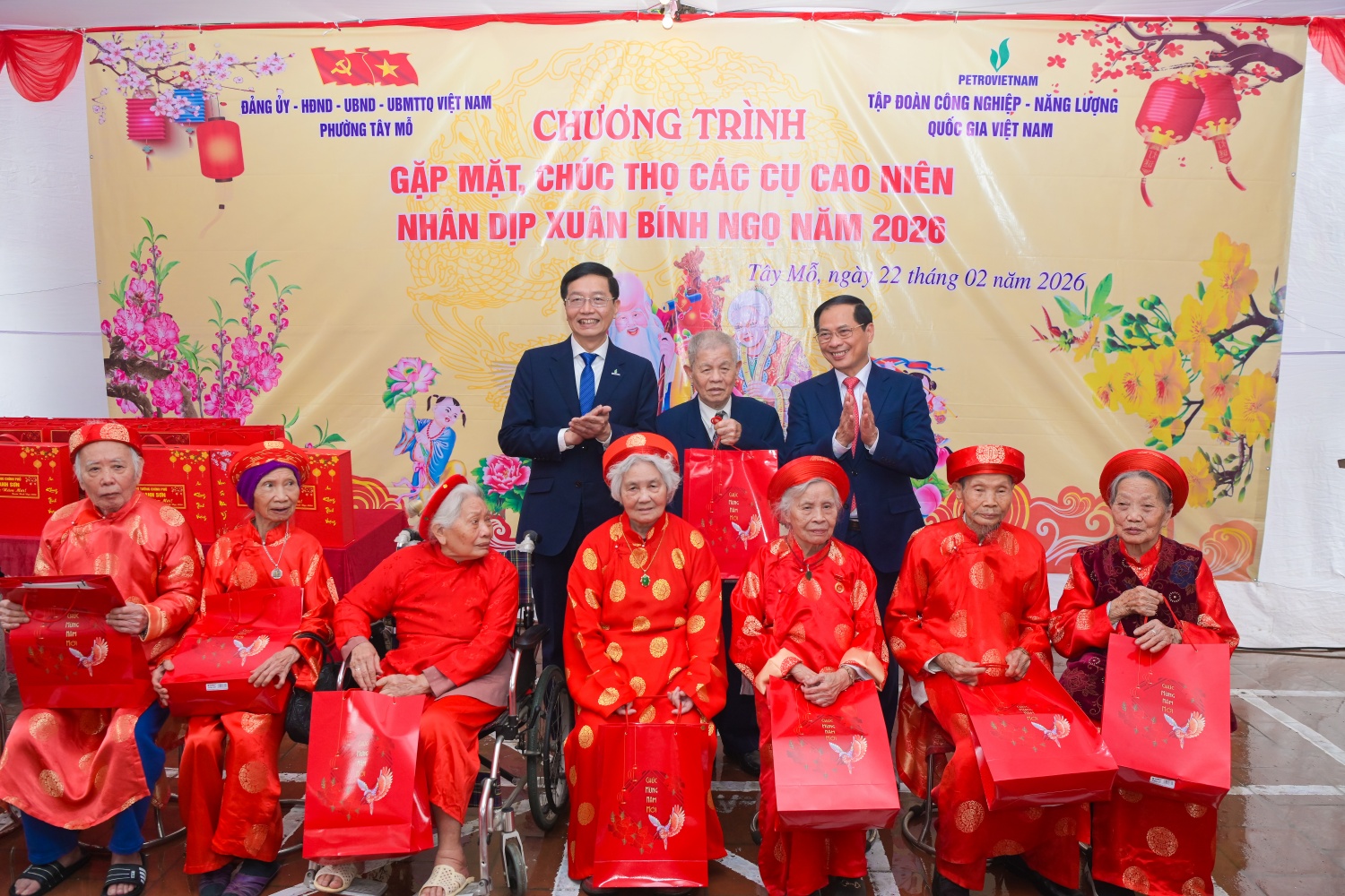 Phó Thủ tướng Bùi Thanh Sơn chúc Tết các cụ cao niên phường Tây Mỗ (Hà Nội)