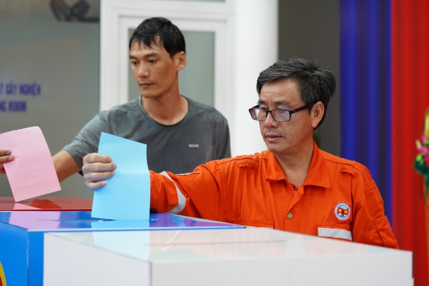 Người lao động dầu khí hân hoan bỏ phiếu sớm trước giờ ra giàn”