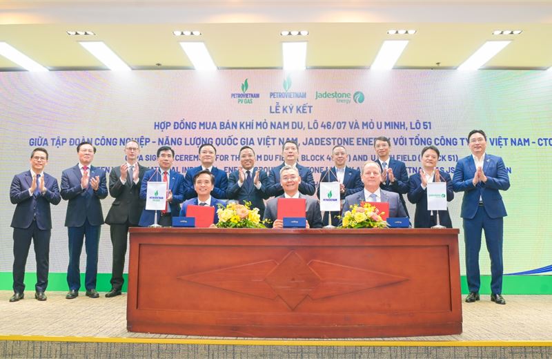 Petrovietnam ký kết và trao các văn kiện Dự án phát triển mỏ Nam Du – U Minh, góp phần đảm bảo an ninh năng lượng quốc gia