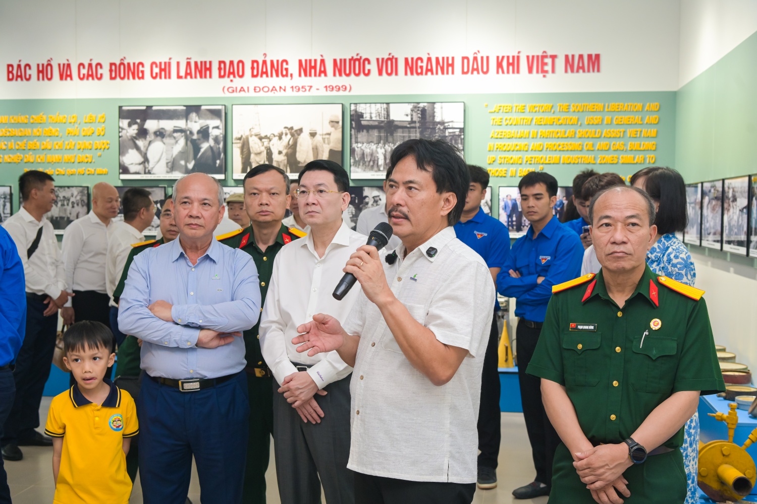 Anh hùng Lao động, TS Nguyễn Hùng Dũng - nguyên Thành viên HĐTV Petrovietnam, Phó Chủ tịch kiêm Tổng Thư ký Hội Dầu khí Việt Nam chia sẻ, chỉ khi trực tiếp đứng tại khu lưu niệm, tận mắt chứng kiến hiện vật và lắng nghe nhân chứng, mới thấu hiểu hết những gian nan của ngành Dầu khí thuở ban đầu.