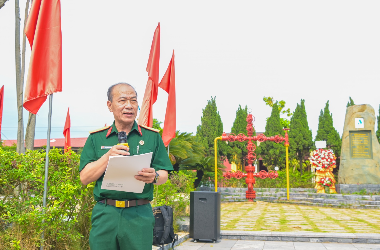 Tại đây, đoàn đã được nghe ông Phạm Quang Dũng giới thiệu về ý nghĩa lịch sử của Khu lưu niệm Công trình Dầu khí Tiền Hải, đặc biệt là giếng khoan 61 được mệnh danh là “Giếng tổ” của ngành Dầu khí.