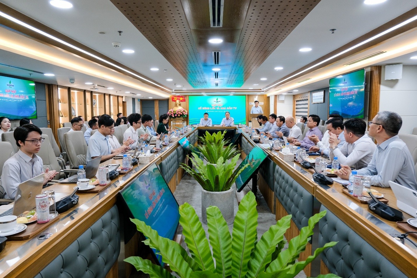 PVOIL gặp mặt các cổ đông lớn, quỹ đầu tư và công ty chứng khoán trước thềm Đại hội đồng cổ đông”