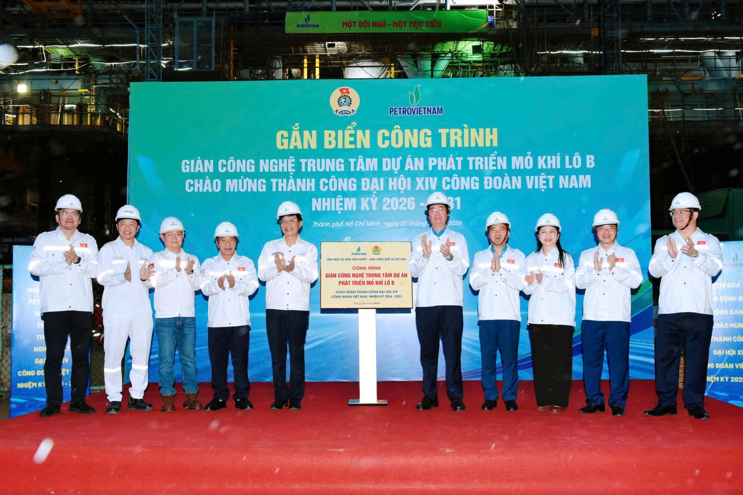 Gắn biển công trình Giàn công nghệ trung tâm Dự án phát triển mỏ khí Lô B chào mừng thành công Đại hội XIV Công đoàn Việt Nam