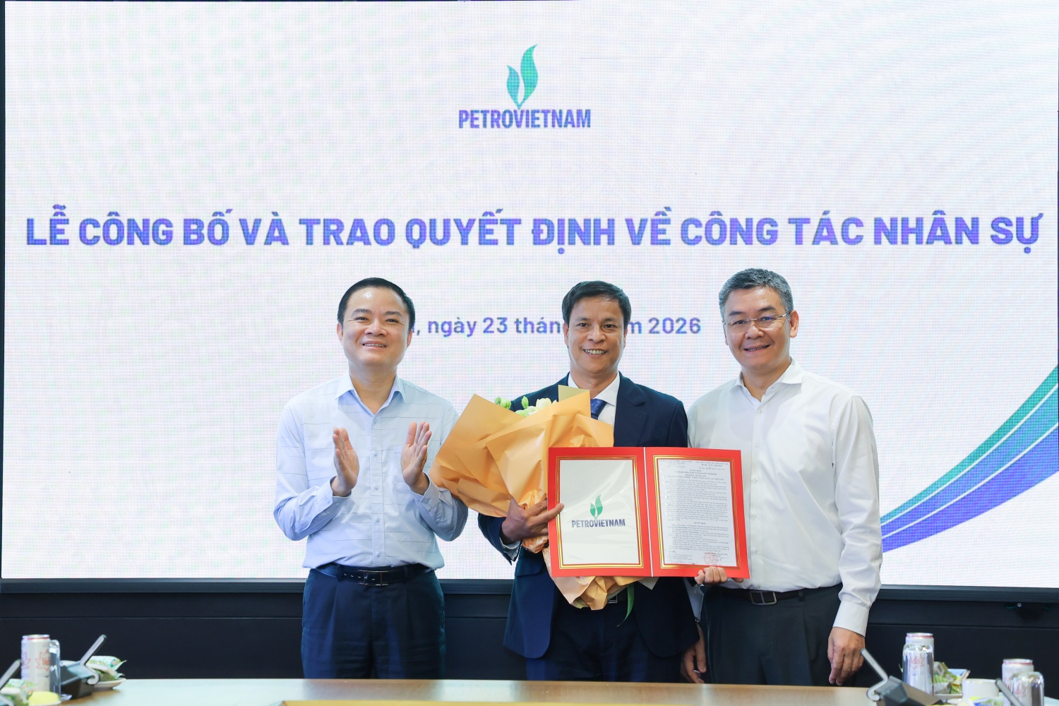 Trao quyết định giao nhiệm vụ Trưởng Ban Thăm dò Khai thác dầu khí Petrovietnam