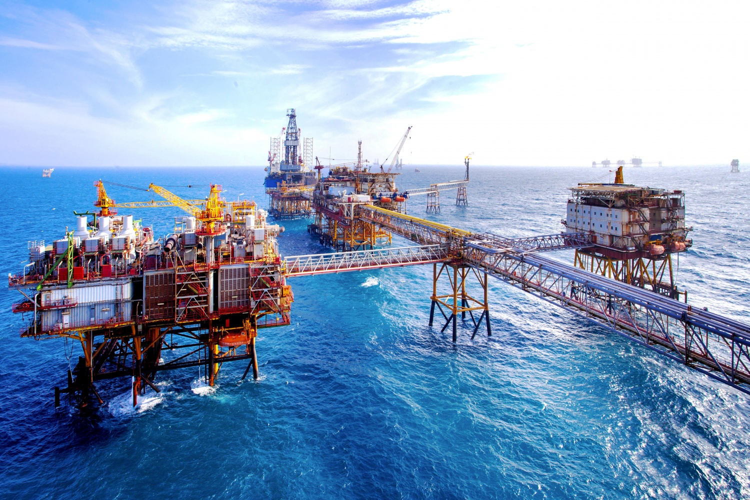 Petrovietnam giữ vai trò doanh nghiệp nòng cốt của ngành công nghiệp - năng lượng quốc gia, đóng góp quan trọng vào tăng trưởng kinh tế, bảo đảm an ninh năng lượng và nguồn thu ngân sách nhà nước. Ảnh: Khai thác dầu khí tại mỏ Bạch Hổ.
