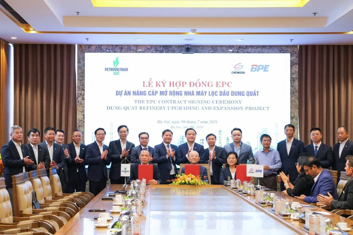 In the presence of leaders from central ministries and agencies, Quang Ngai province, and Petrovietnam, the NCMR Dung Quat Refinery Project Management Board - under BSR - signed the EPC contract with the consortium of contractors. Photo: PVN.