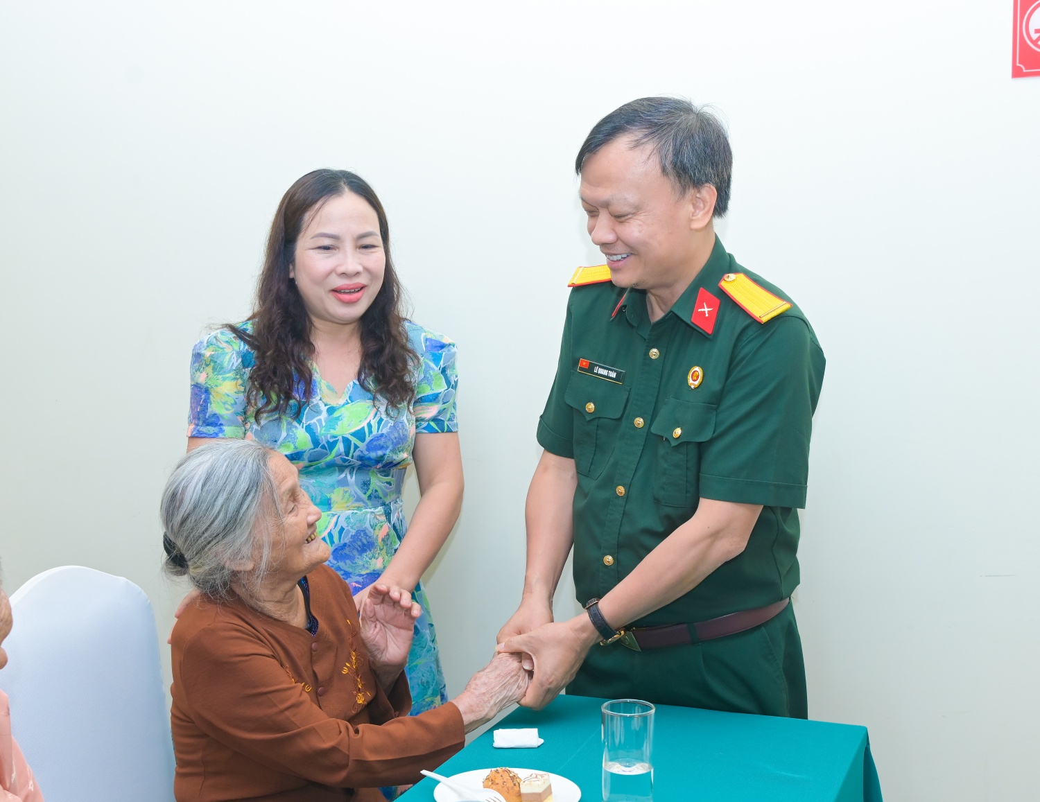 Đồng chí Lê Quang Toán trao gửi những lời thăm hỏi chân tình, động viên Mẹ Việt Nam anh hùng Nguyễn Thị Căn, tỏ lòng biết ơn đối với các gia đình có công với cách mạng.