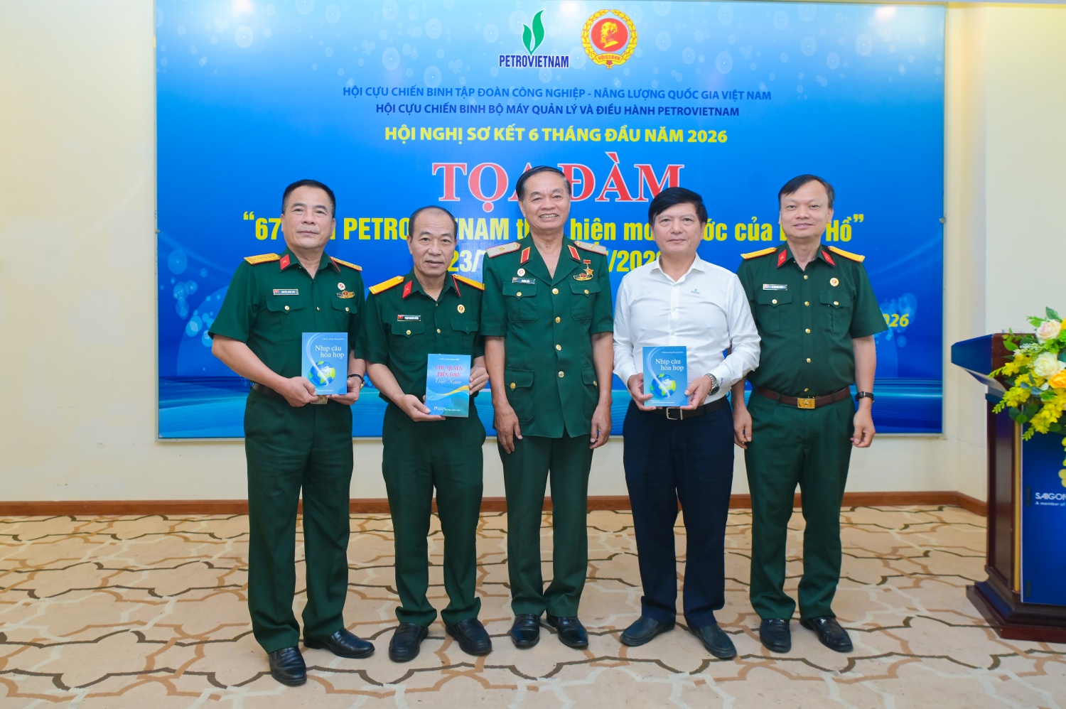 Thiếu tướng Hoàng Kiền trao tặng các đại biểu cuốn sách về chủ quyền biển, đảo do chính ông biên soạn.