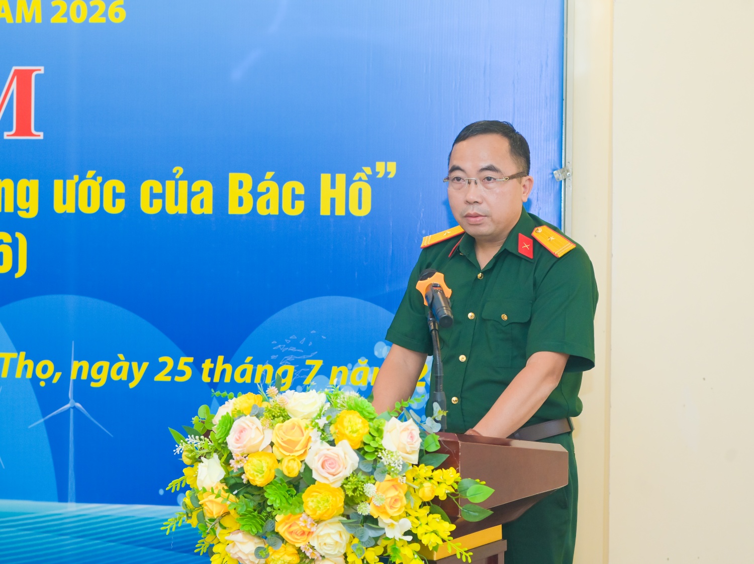 Đồng chí Nguyễn Văn Định - Phó Chủ tịch Hội CCB Petrovietnam, Phó Chủ tịch Hội CCB BMQL&ĐH Petrovietnam trình bày báo cáo sơ kết công tác Hội 6 tháng đầu năm và phương hướng, nhiệm vụ 6 tháng cuối năm 2026.