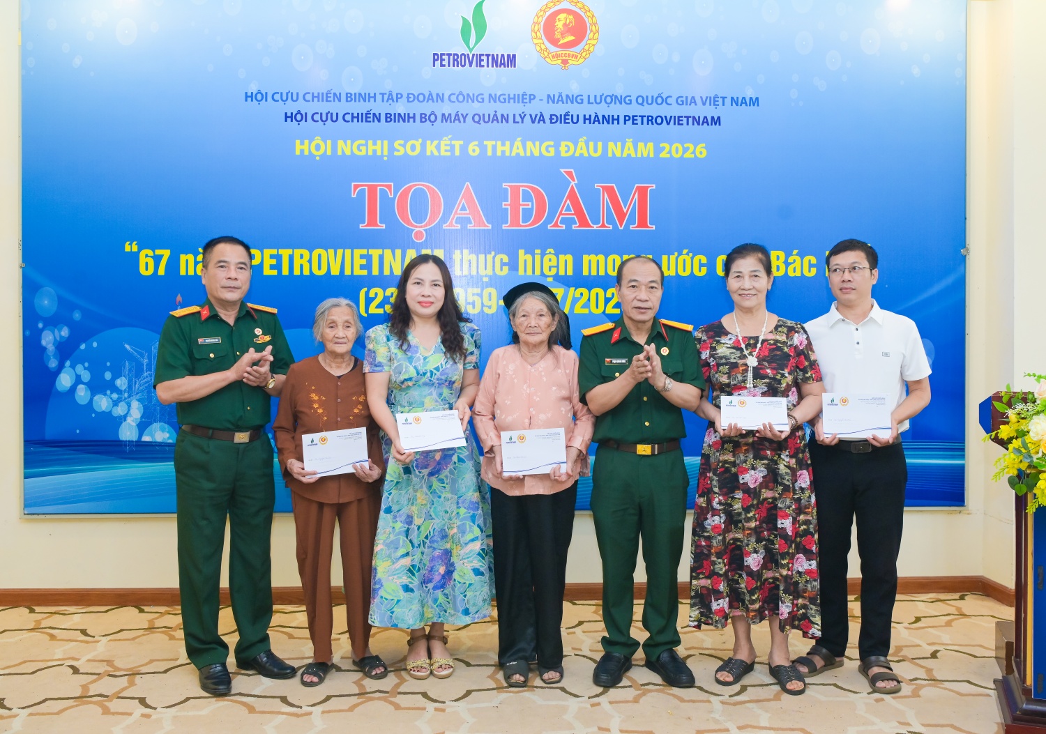 Đồng chí Phạm Quang Dũng - Ủy viên Ban Thường vụ Trung ương Hội CCB Việt Nam, Chủ tịch Hội CCB Petrovietnam và Đại tá Nguyễn Minh Sơn - Phụ trách trang thông tin CCB Việt Nam trao tặng những phần quà nghĩa tình tới các Mẹ Việt Nam anh hùng và thân nhân.