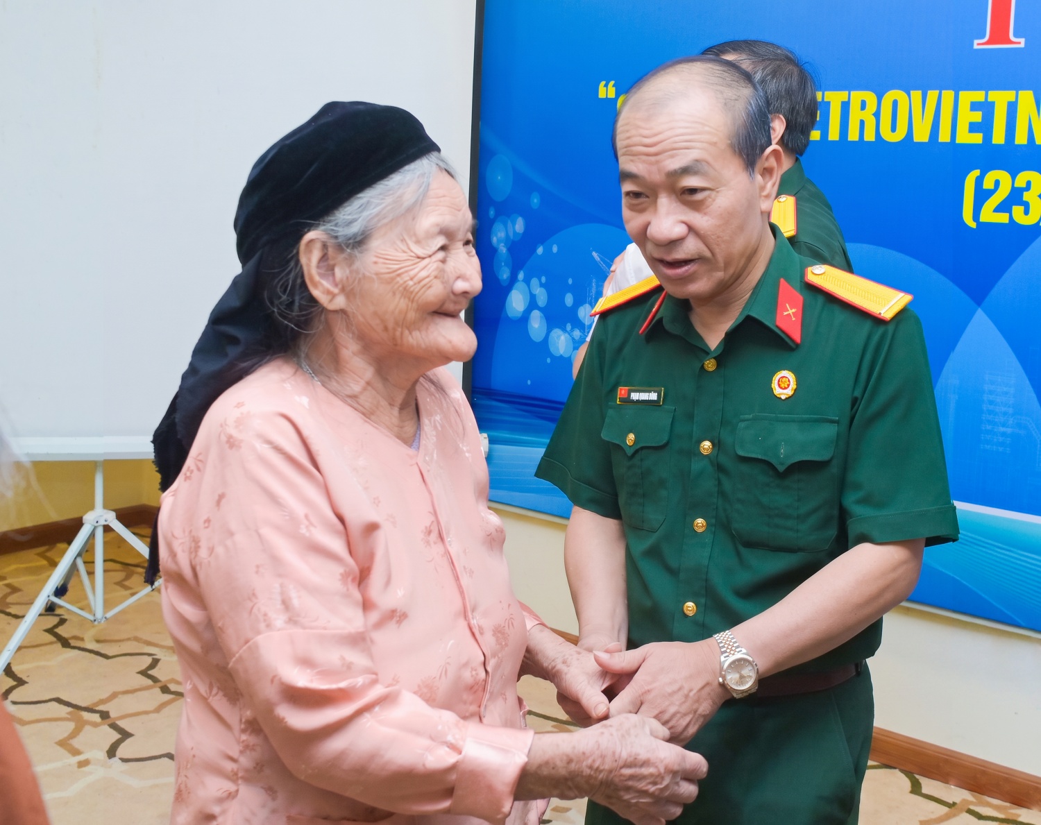 Đồng chí Phạm Quang Dũng thăm hỏi, động viên Mẹ Việt Nam anh hùng Phạm Thị Lộc, bày tỏ lòng tri ân sâu sắc đối với những hy sinh, cống hiến của gia đình cho sự nghiệp đấu tranh giải phóng dân tộc.