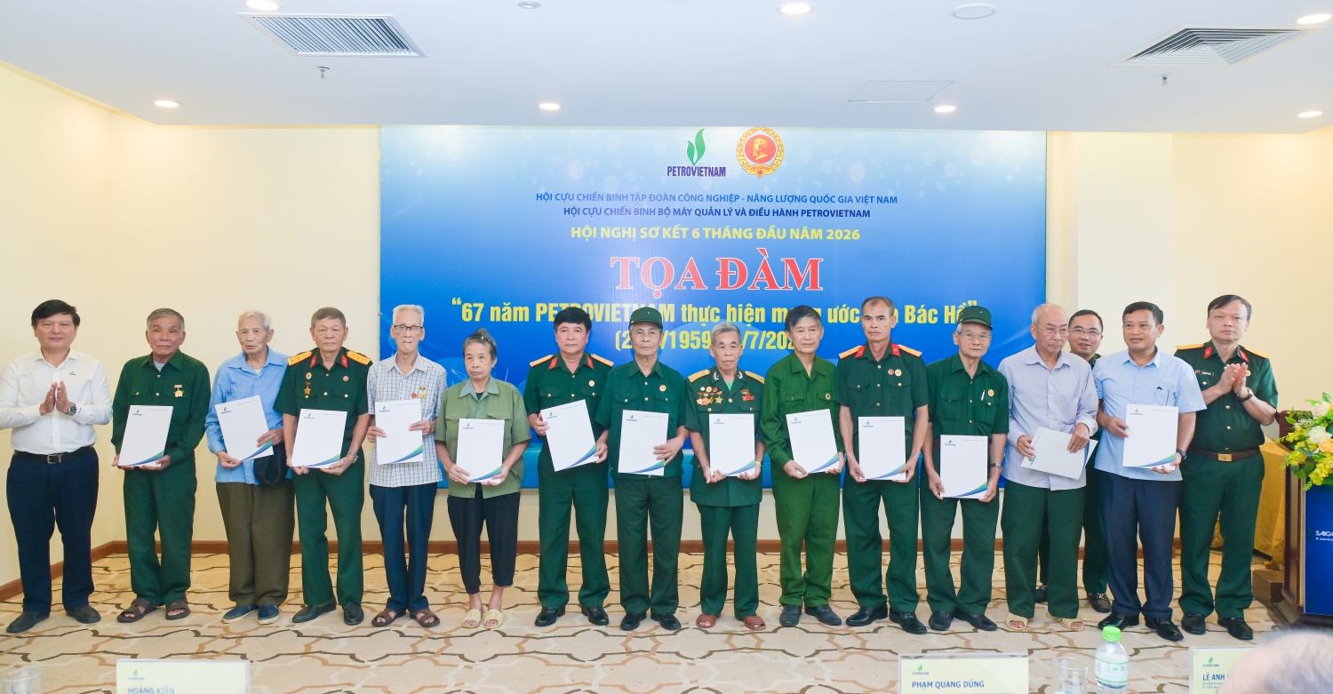 Hội CCB BMQL&ĐH Petrovietnam tặng quà các thương, bệnh binh nhiễm chất độc màu da cam, gia đình liệt sĩ, gia đình chính sách, gia đình có công với cách mạng.