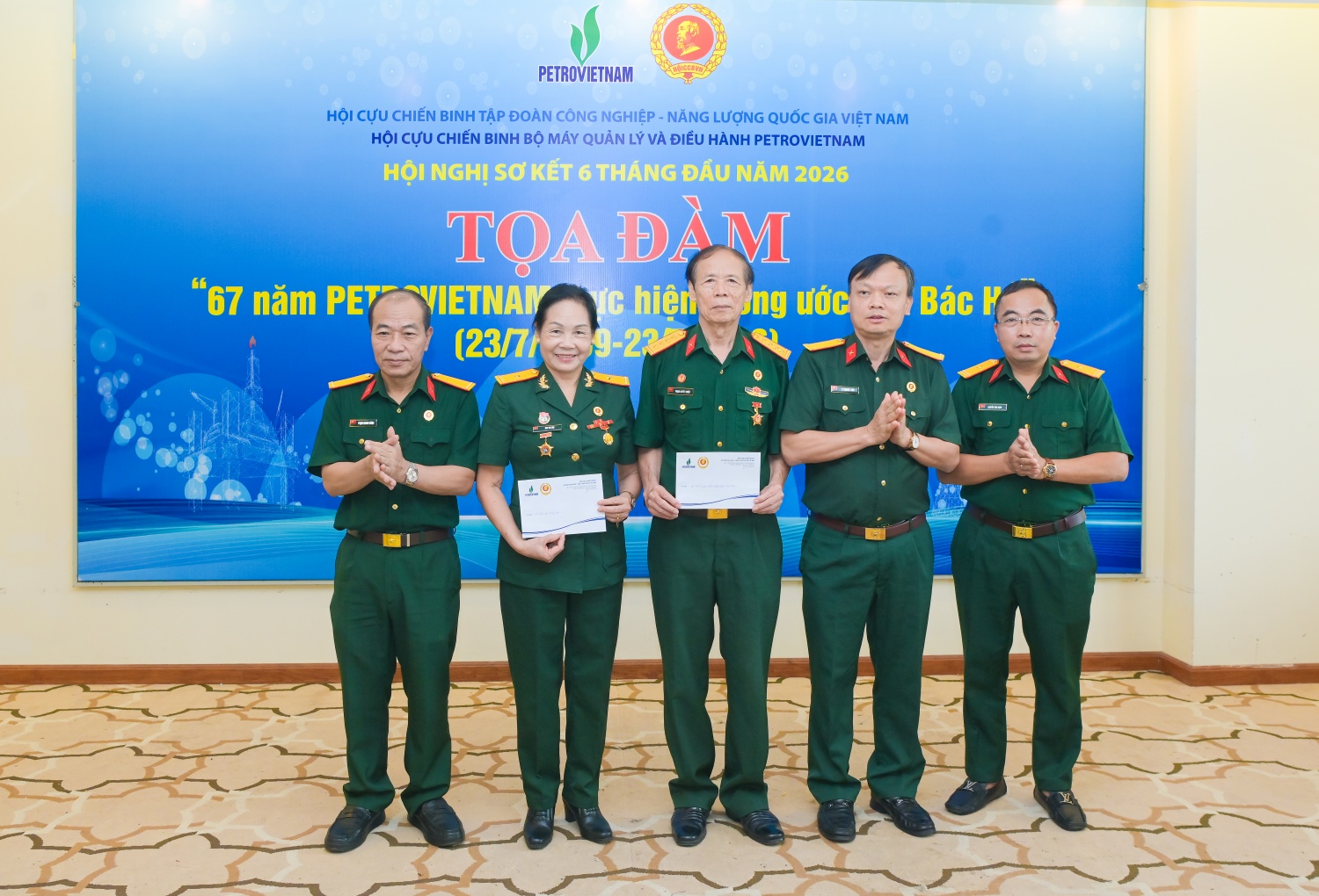 Hội CCB BMQL&ĐH Petrovietnam tặng quà Ban Liên lạc nữ chiến sĩ Trường Sơn tỉnh Phú Thọ.