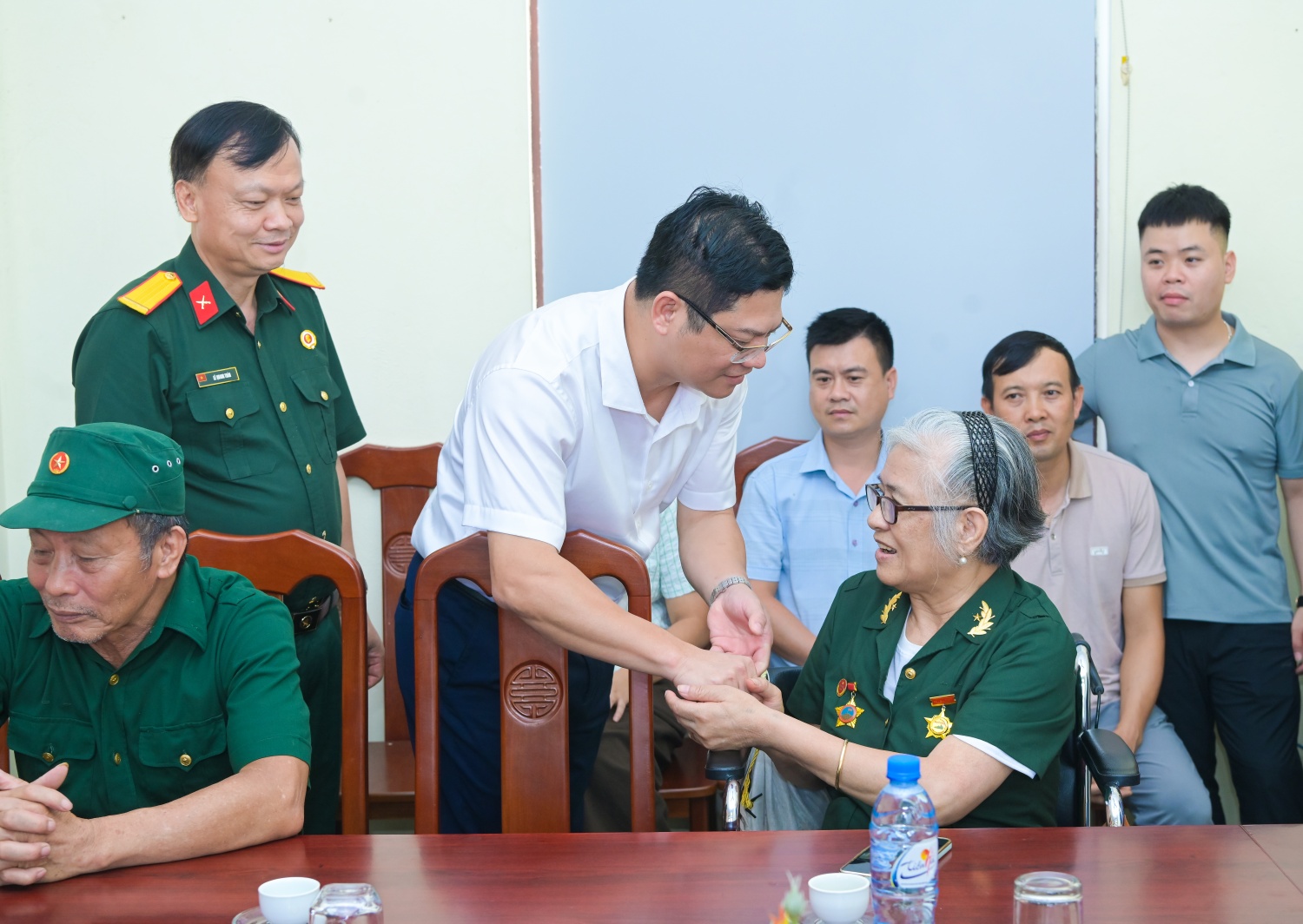Đoàn công tác Petrovietnam hỏi thăm, động viên các thương, bệnh binh đang điều dưỡng tại Trung tâm Điều dưỡng thương binh tỉnh Hưng Yên