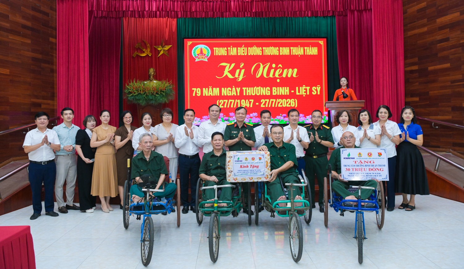 Petrovietnam tặng quà và trao hỗ trợ cho các thương, bệnh binh tại Trung tâm Điều dưỡng thương binh Thuận Thành