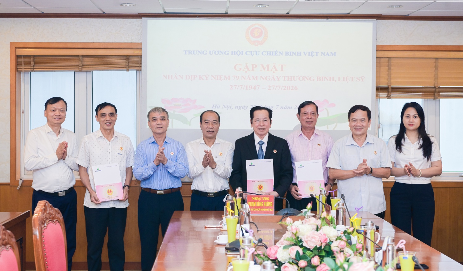 Hội CCB Petrovietnam tặng quà tri ân các đồng chí là thương binh, con liệt sĩ đang công tác tại Trung ương Hội CCB Việt Nam.