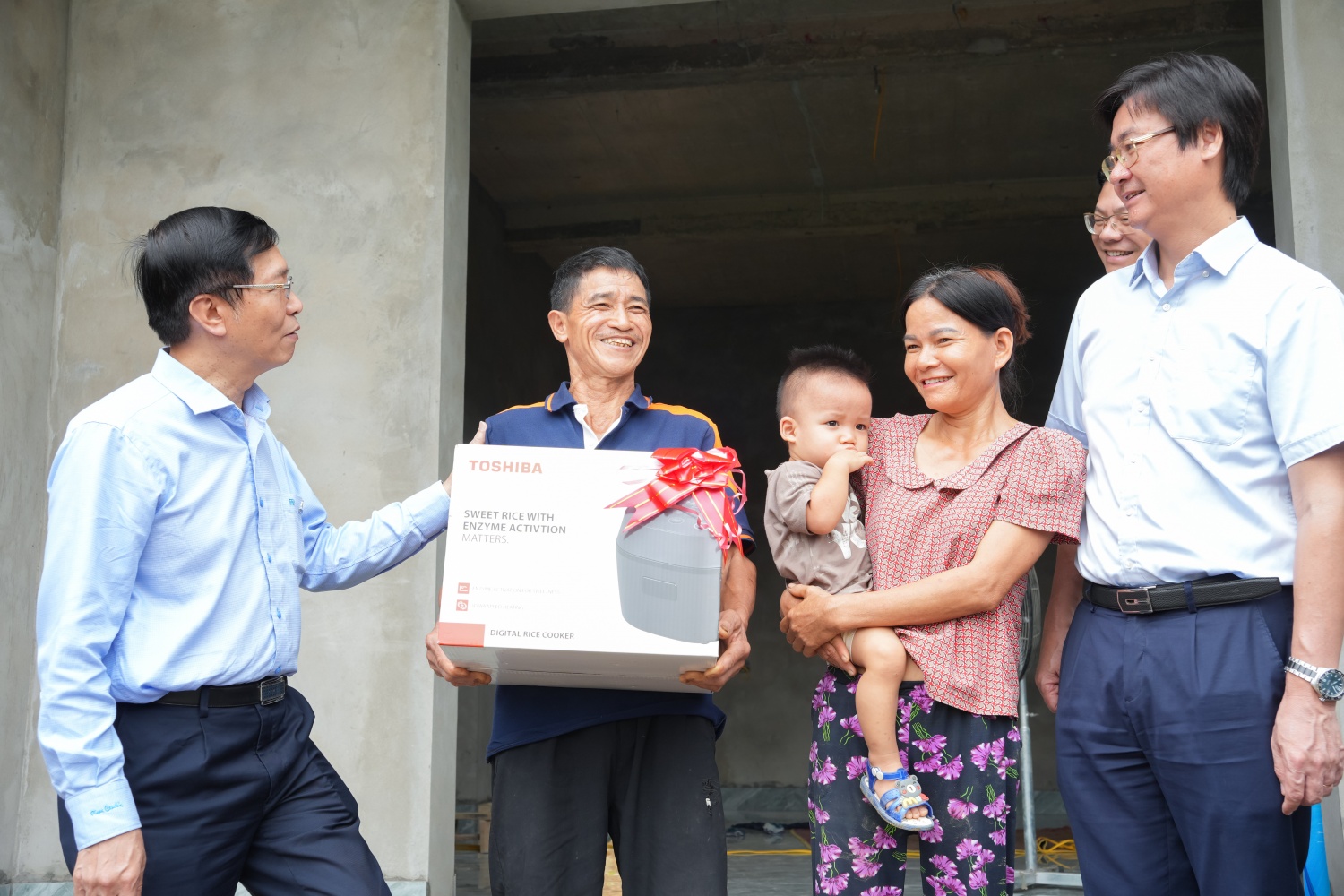 Lãnh đạo Petrovietnam động viên, trao quà cho các hộ gia đình có hoàn cảnh khó khăn và kiểm tra thực tế các căn nhà đã được xây dựng, sửa chữa từ nguồn hỗ trợ của Tập đoàn.