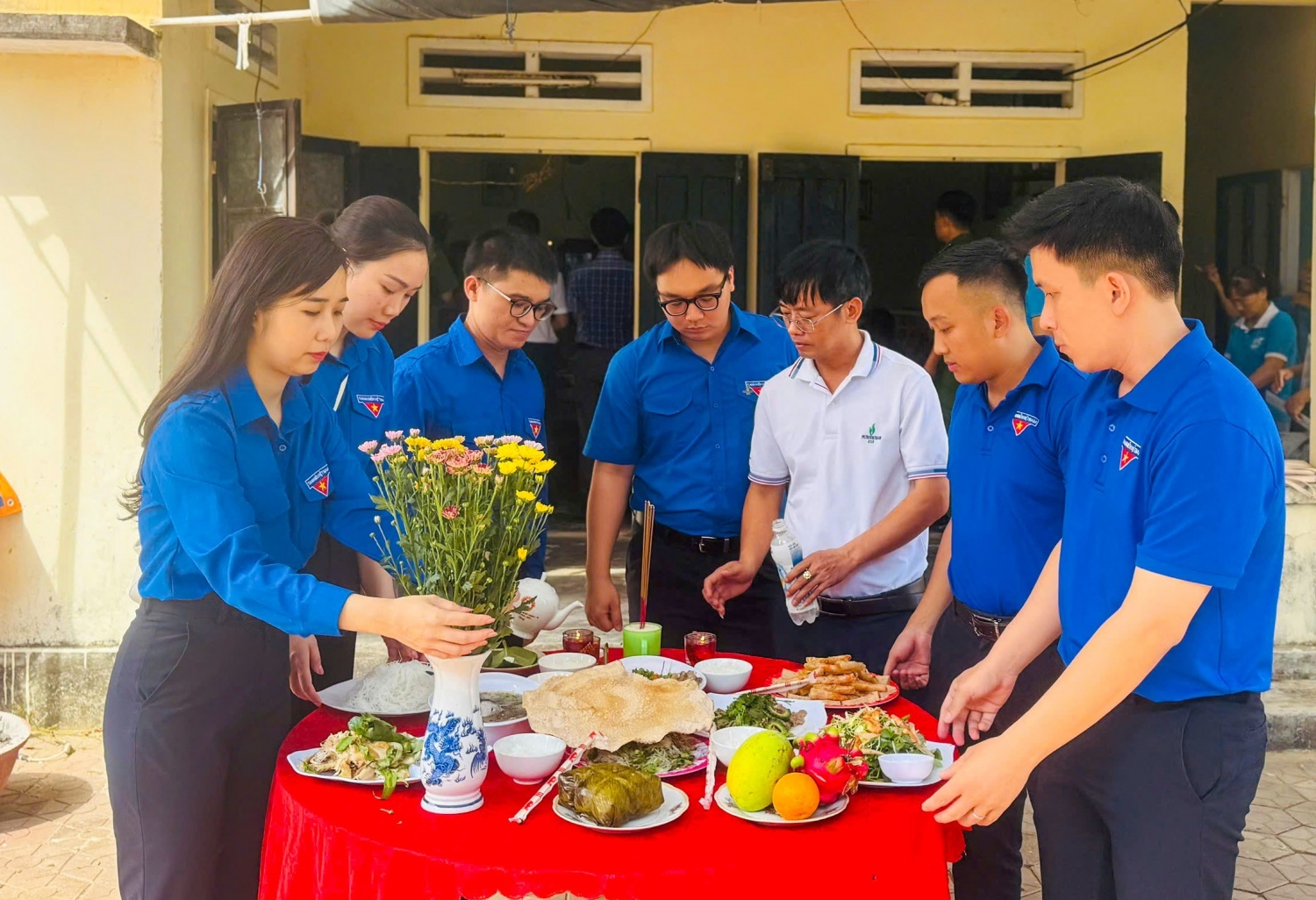 Đoàn viên thanh niên BSR chuẩn bị mâm cơm tri ân dâng lên các anh hùng liệt sĩ.