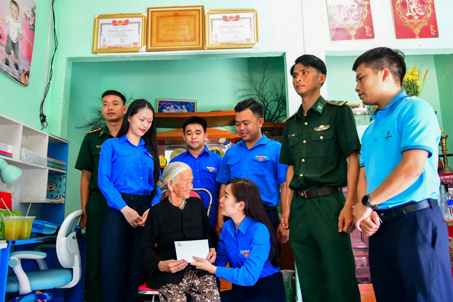 Đại diện Đoàn Thanh niên BSR gửi tặng phần quà tri ân và thăm hỏi Mẹ Việt Nam Anh hùng Trần Thị Tròn, xã Đông Sơn.