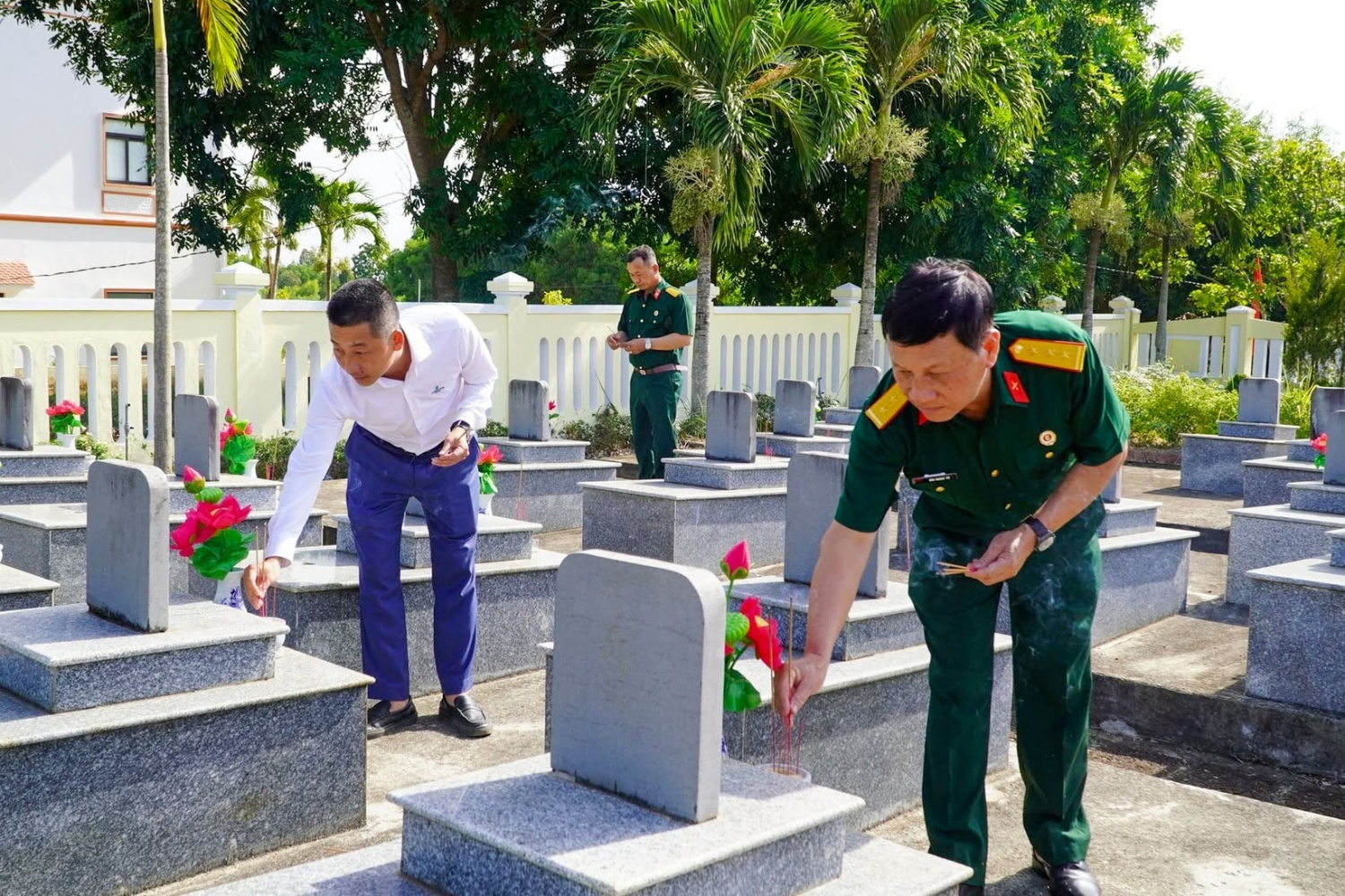 Các thành viên trong đoàn công tác PVSM thành kính dâng hương tại phần mộ các anh hùng liệt sĩ.