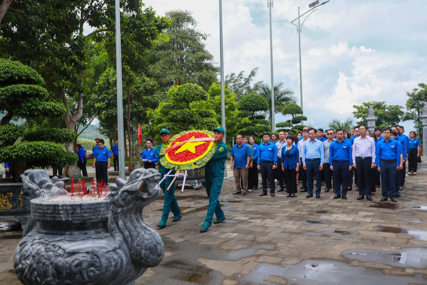 Đoàn công tác Petrovietnam dâng hương tại Khu di tích lịch sử Chư Tan Kra.