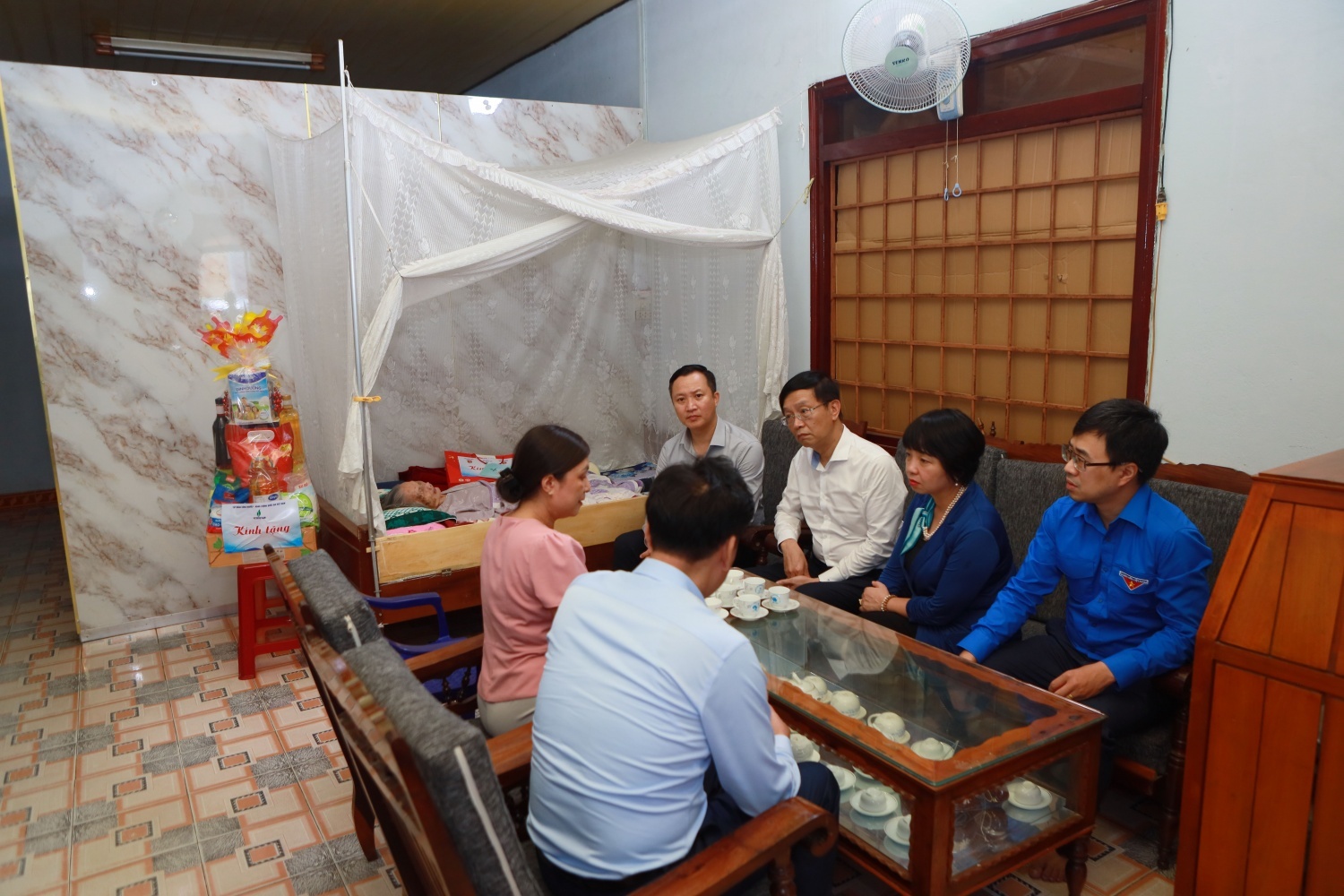 Đồng chí Trần Quang Dũng - Phó Bí thư Thường trực Đảng ủy Petrovietnam và đồng chí Phạm Minh Nghĩa - Phó Tổng Giám đốc BSR thăm hỏi, tặng quà tri ân Mẹ Việt Nam Anh hùng Đặng Thị Thu.