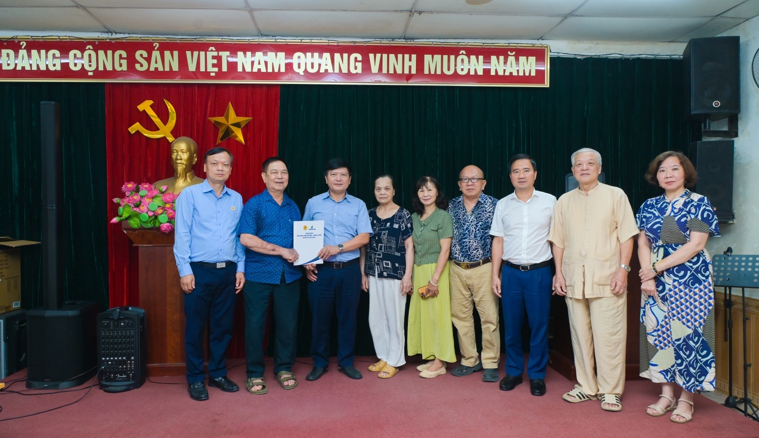Đoàn công tác Petrovietnam tặng quà tri ân các thương binh, nạn nhân chất độc da cam tại phường Láng và phường Giảng Võ (Hà Nội).