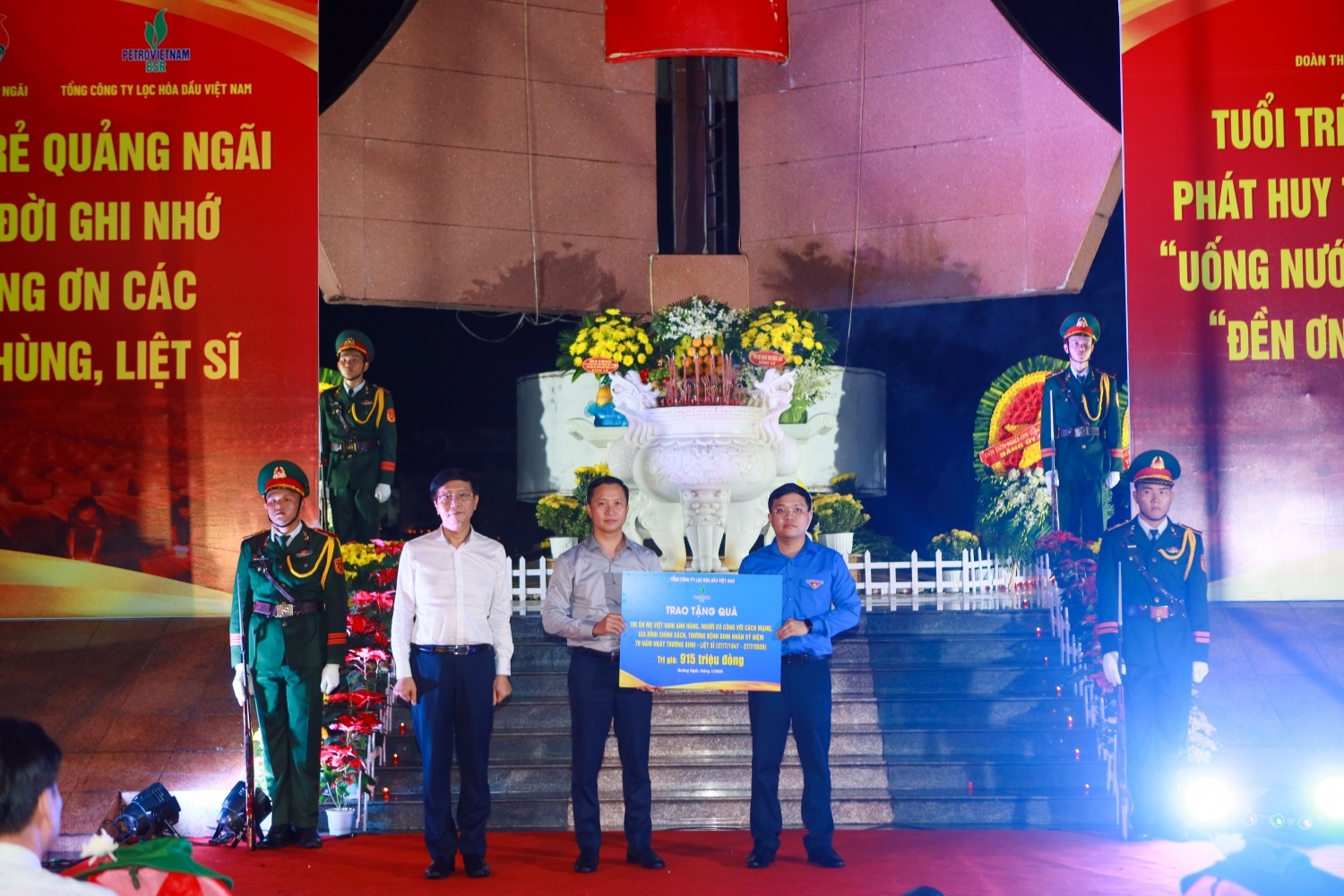 Đại diện BSR trao tặng biển tượng trưng hỗ trợ tỉnh Quảng Ngãi dịp kỷ niệm 79 năm Ngày Thương binh - Liệt sĩ (27/7/1947 - 27/7/2026).