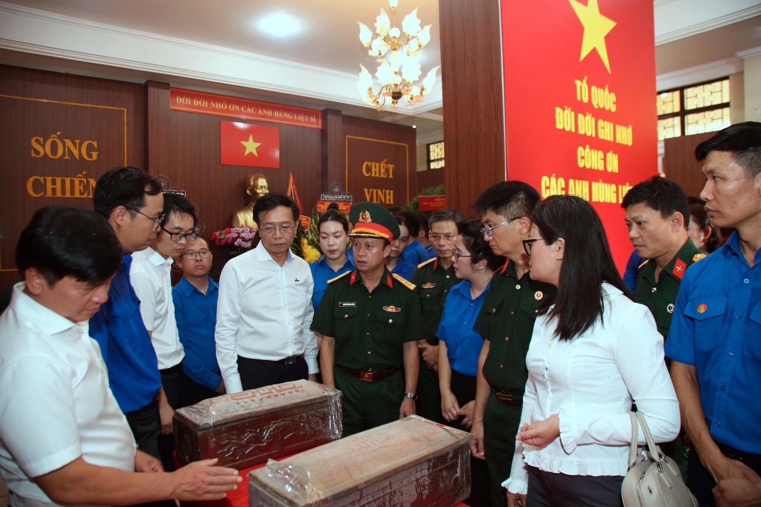 Đoàn công tác tri ân, tỏ lòng biết ơn sâu sắc đối với những người con ưu tú của dân tộc đã anh dũng chiến đấu, hy sinh vì độc lập, tự do của Tổ quốc.