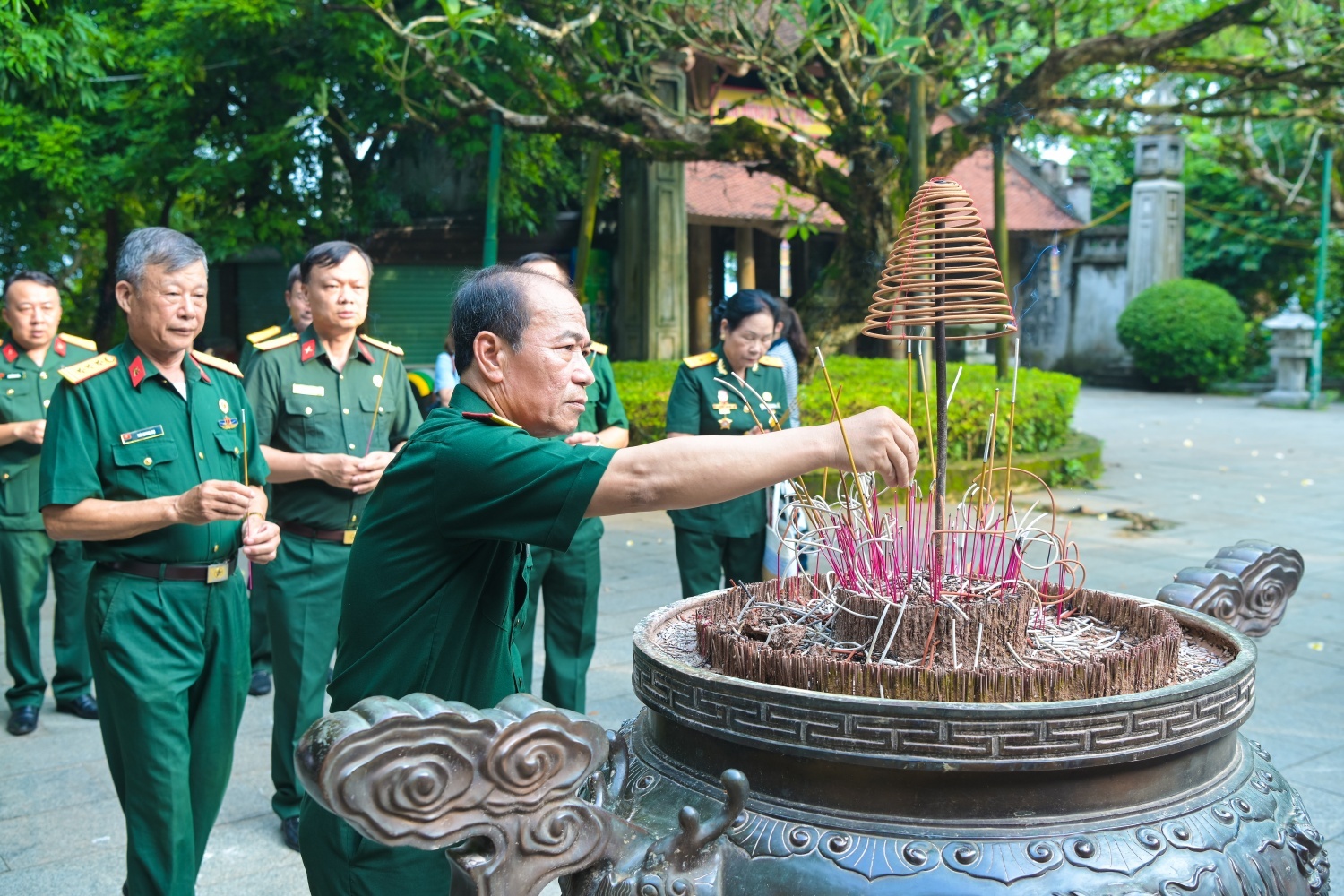 Đoàn công tác Petrovietnam do đồng chí Phạm Quang Dũng, Ủy viên Ban Thường vụ, Chánh Văn phòng Đảng ủy, Chủ tịch Hội Cựu chiến binh Petrovietnam dẫn đầu dâng hương tại Đền Hùng.