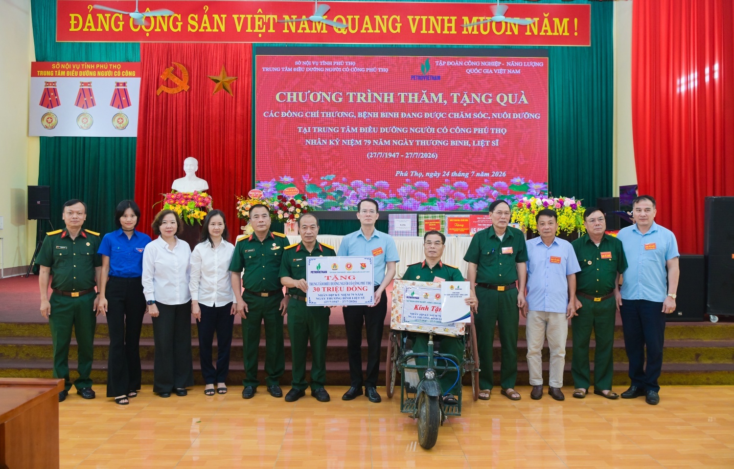 Đoàn công tác Petrovietnam trao những phần quà ý nghĩa tới các thương binh đang điều trị tại Trung tâm Điều dưỡng người có công tỉnh Phú Thọ.