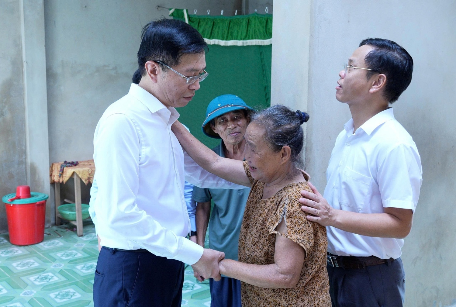 Phó Bí thư thường trực Đảng ủy Petrovietnam Trần Quang Dũng thăm hỏi người dân bị ảnh hưởng bởi bão số 10 ở Hà Tĩnh, năm 2025.