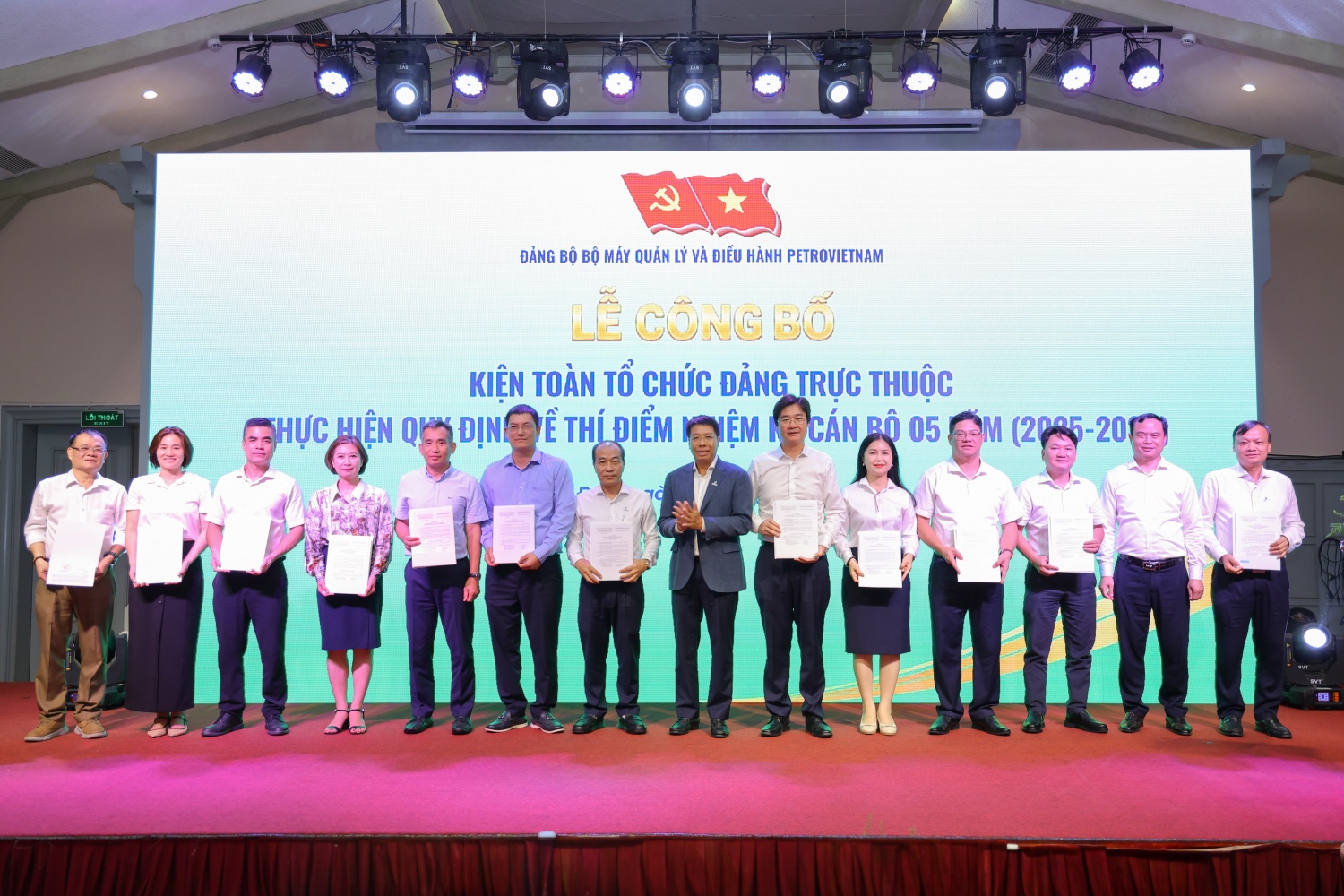 Đồng chí Nguyễn Văn Mậu, Bí thư Đảng ủy Bộ máy QL&ĐH và đồng chí Phạm Quang Dũng, Phó Bí thư Đảng ủy Bộ máy QL&ĐH trao quyết định kiện toàn cấp ủy chi bộ trực thuộc.