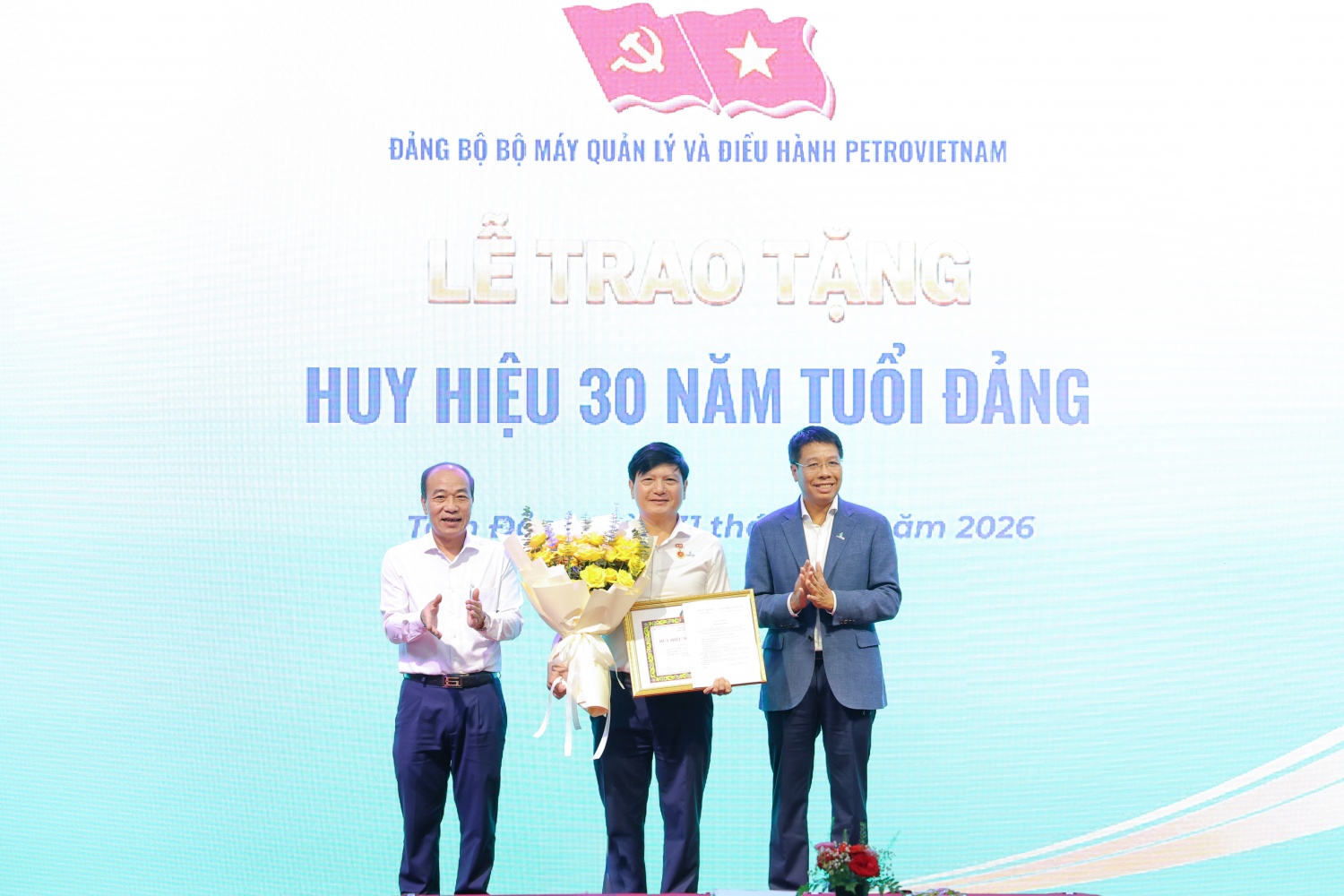 Đồng chí Nguyễn Văn Mậu và đồng chí Phạm Quang Dũng trao Huy hiệu 30 năm tuổi Đảng cho đồng chí Lê Anh Chiến.