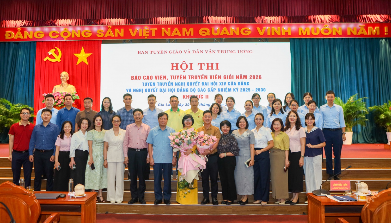 Đồng chí Trần Quang Dũng - Phó Bí thư Thường trực Đảng ủy Petrovietnam cùng các đại biểu chúc mừng đồng chí Nguyễn Thị Hoa và đại diện các đơn vị bạn.