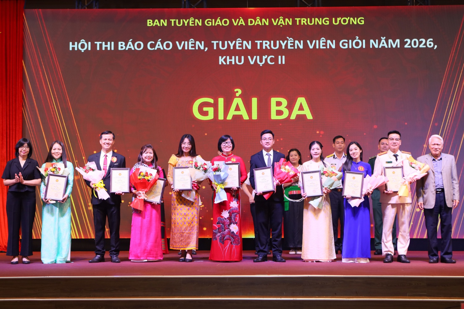 Ban tổ chức trao giải cho các thí sinh đạt giải Ba tại Hội thi Báo cáo viên, tuyên truyền viên giỏi Khu vực II.