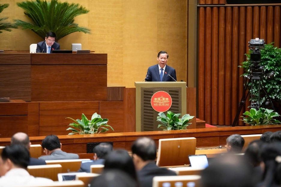 Chủ nhiệm Ủy ban Kinh tế và Tài chính Phan Văn Mãi trình bày Báo cáo thẩm tra.