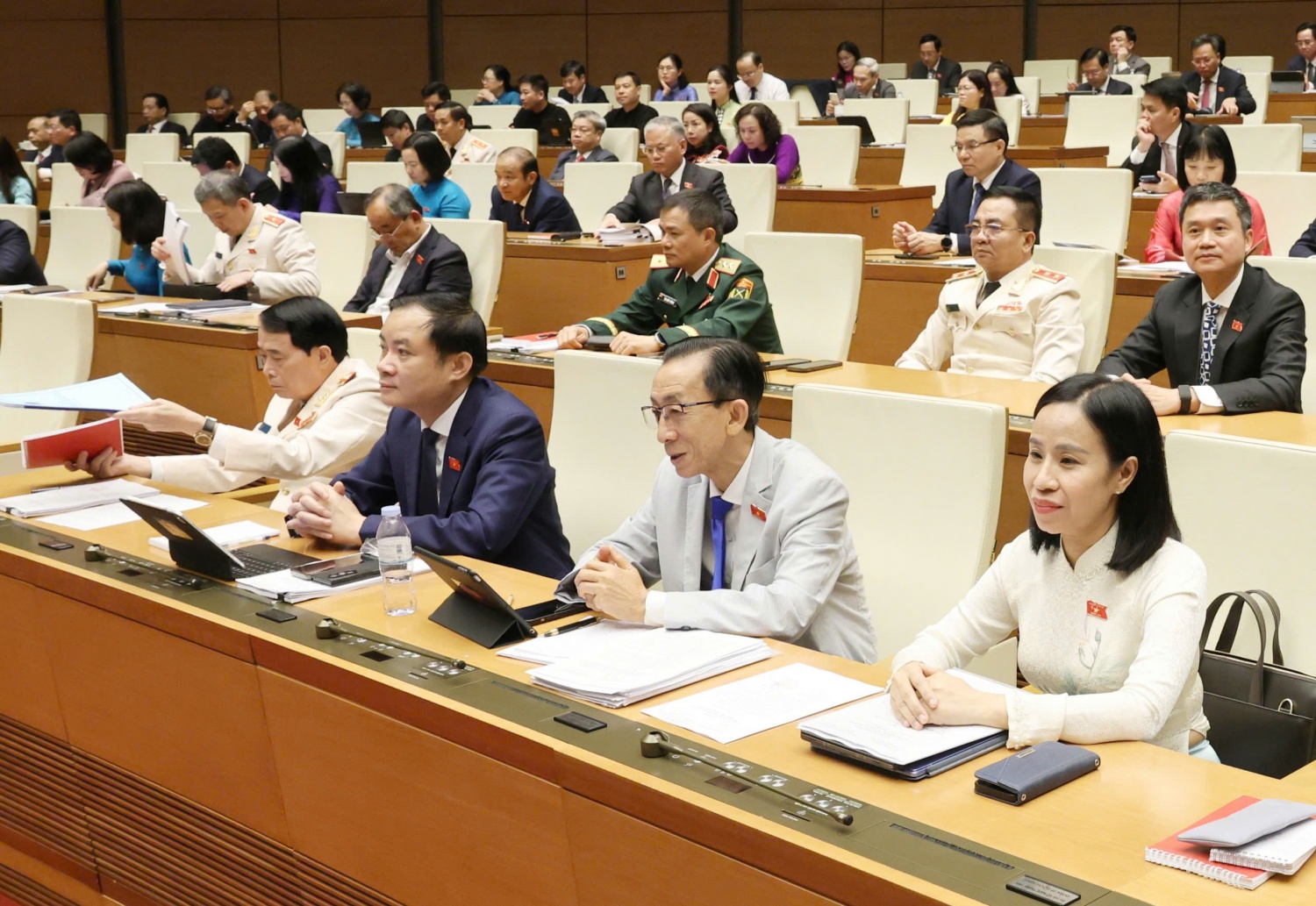 ĐBQH, Chủ tịch Hội đồng Thành viên Petrovietnam Lê Ngọc Sơn cùng các ĐBQH tham dự phiên họp.