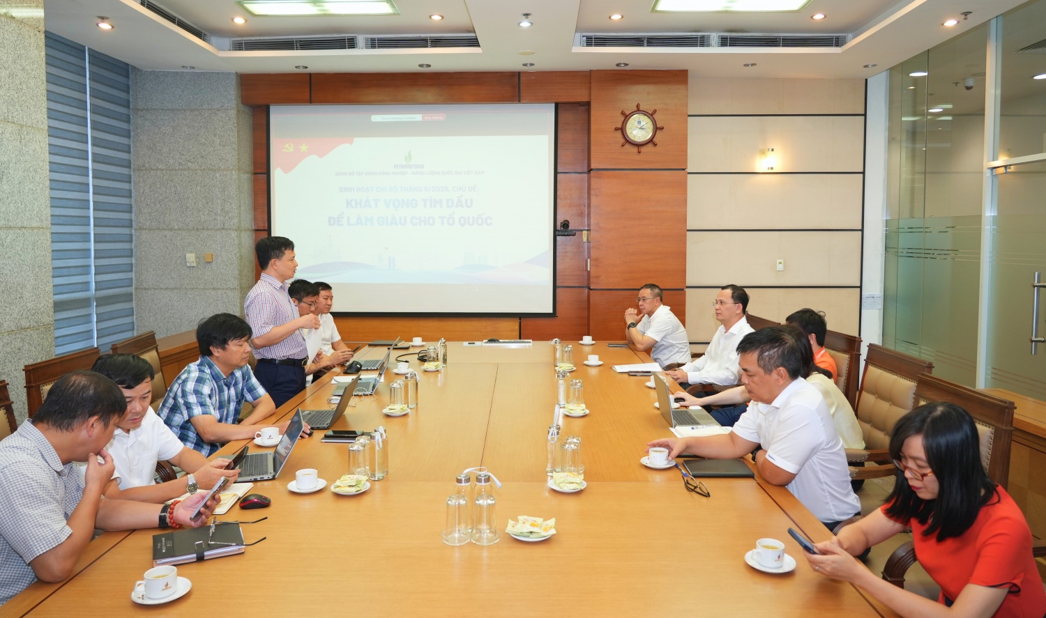 Đồng chí Trần Bình Minh - Ủy viên Ban Thường vụ Đảng ủy, Thành viên HĐTV Tập đoàn sinh hoạt tại Chi bộ Ban Khoa học công nghệ và Chuyển đổi số.