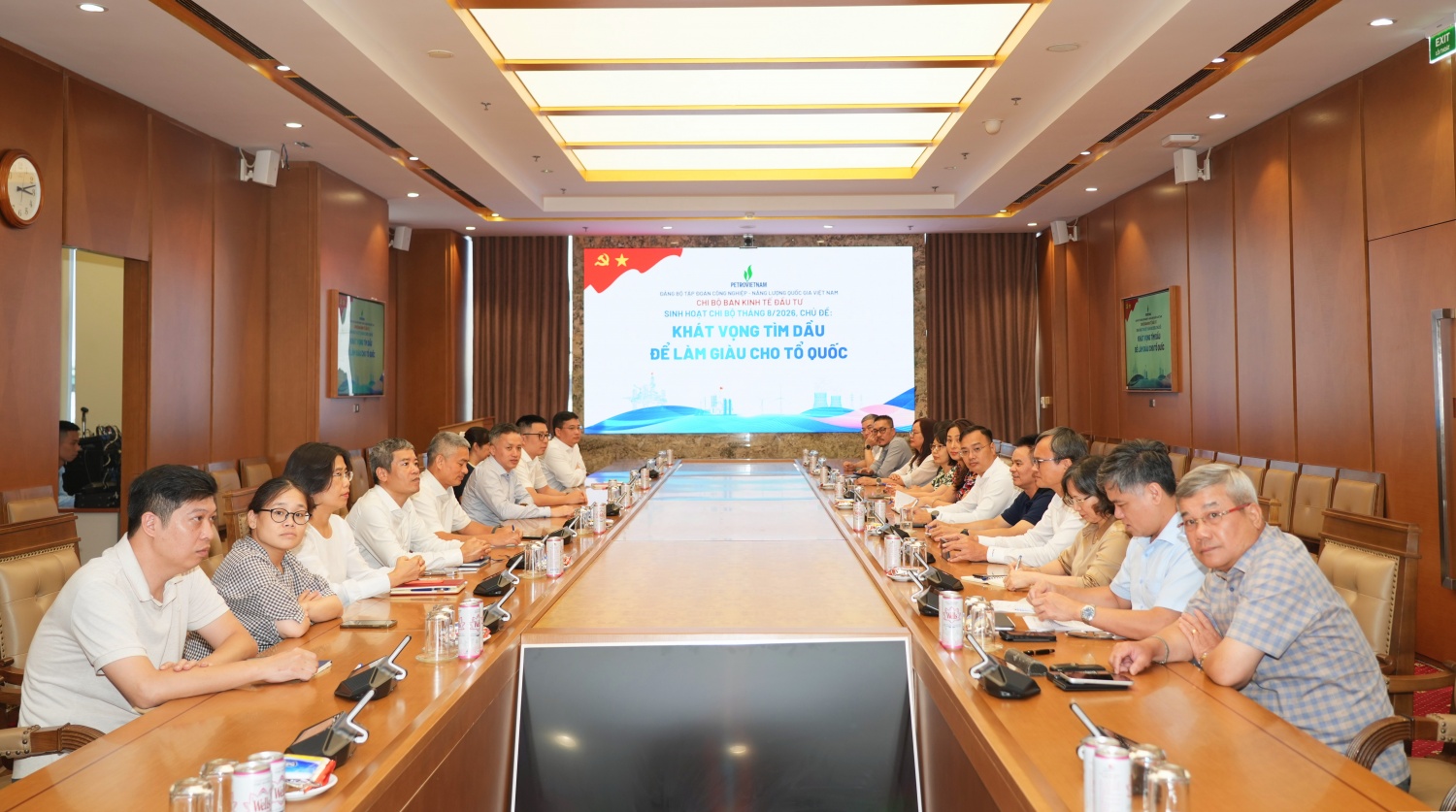 Đồng chí Đỗ Chí Thanh - Ủy viên Ban Thường vụ Đảng ủy, Phó Tổng Giám đốc Tập đoàn sinh hoạt tại Chi bộ Ban Kinh tế Đầu tư.